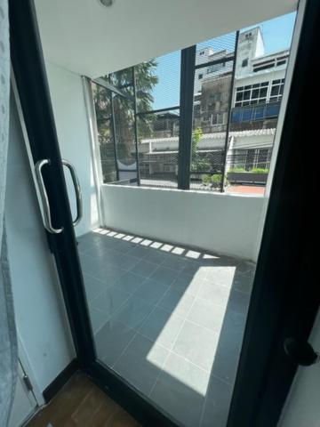 Owl'S Nest Suk 30 Hostel กรุงเทพมหานคร ภายนอก รูปภาพ