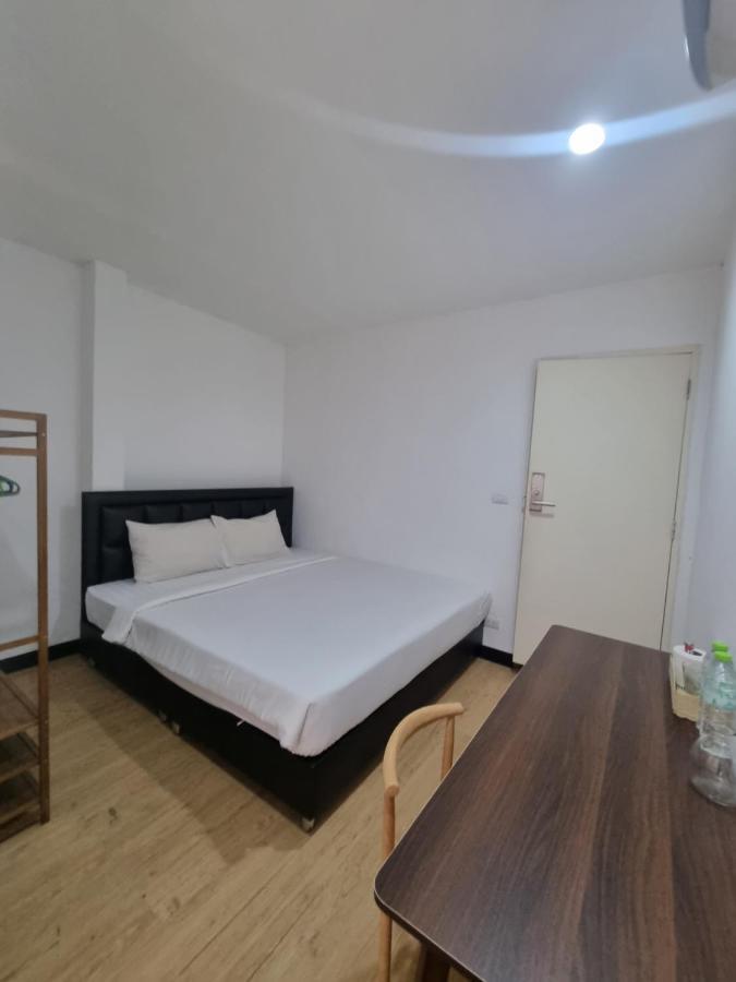 Owl'S Nest Suk 30 Hostel กรุงเทพมหานคร ภายนอก รูปภาพ