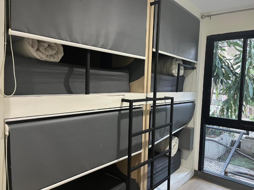 Owl'S Nest Suk 30 Hostel กรุงเทพมหานคร ภายนอก รูปภาพ